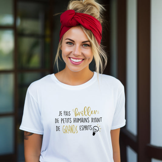 T-shirt unisexe à col rond - Je fais briller de petits humains ayant de grands esprits - Choix Couleurs Tissu et Dessin