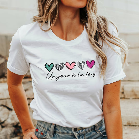 T-shirt unisexe à col rond - Un jour à la fois - COEURS - Choix Couleurs Tissu