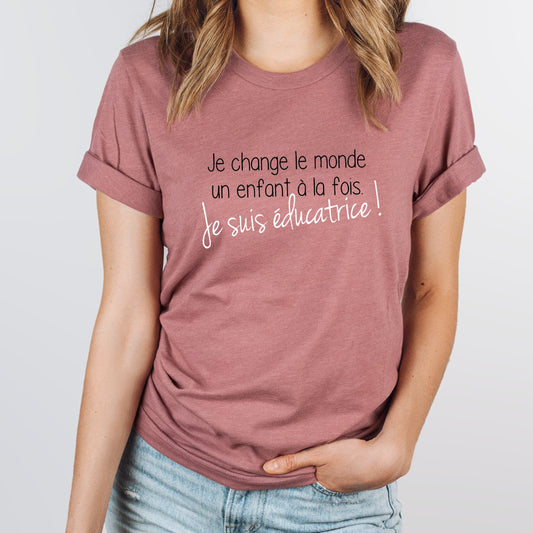 T-shirt unisexe à col rond - Je change le monde un enfant à la fois - Je suis ÉDUCATRICE - Choix Couleurs Tissu et Dessin