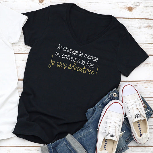 T-shirt pour FEMME à col en V - Je change le monde un enfant à la fois. Je suis ÉDUCATRICE !