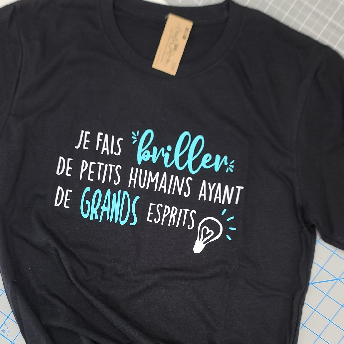T-shirt unisexe à col rond - Je fais briller de petits humains ayant de grands esprits - Choix Couleurs Tissu et Dessin