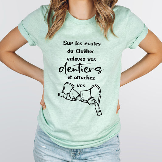 T-shirt unisexe à col rond - Sur les routes du Québec, enlevez vos dentiers et attachez vos brassières ! - Choix Couleurs Tissu et Dessin
