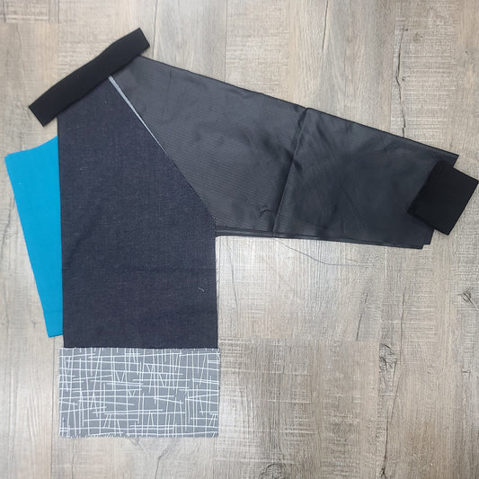 Tablier d'artiste/bricolage pour enfant avec manches et pochettes (Personnalisé avec prénom) - Manches noires - Bâtonnets gris (Sticks)