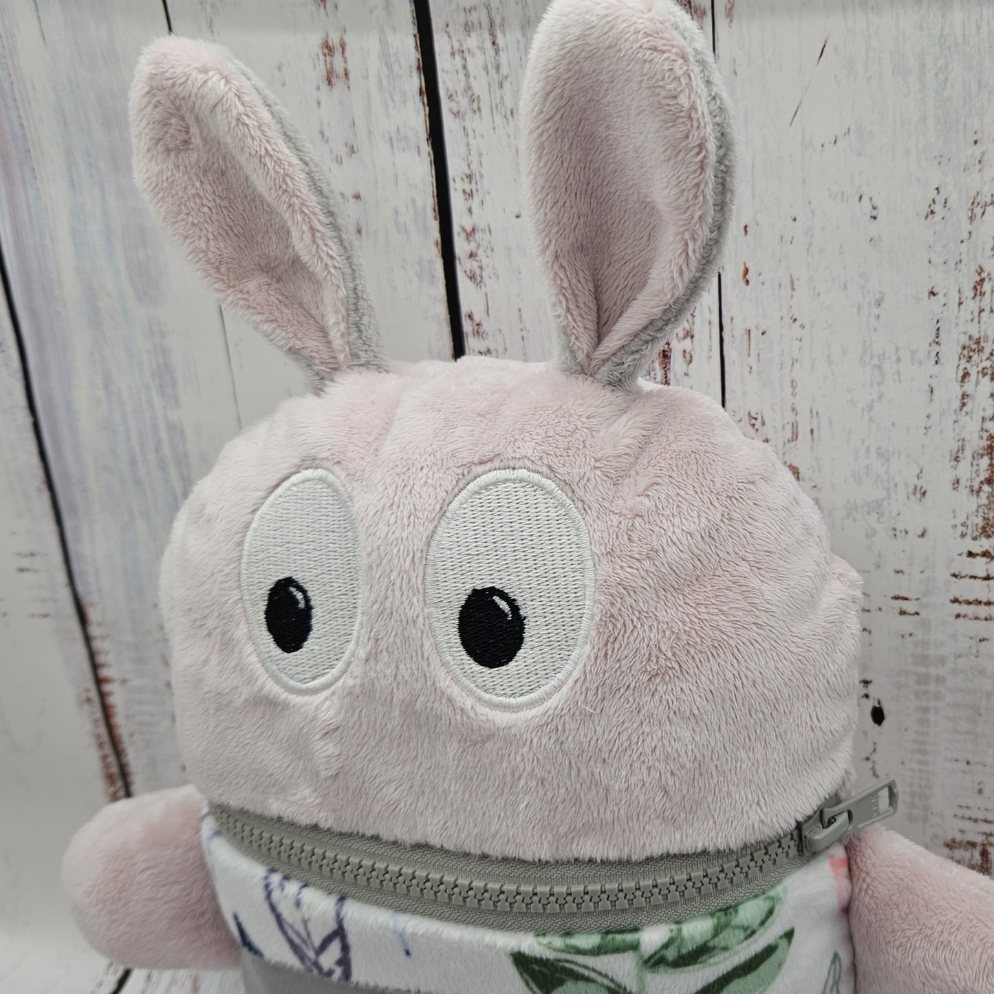 Toutou monstre mangeur de peurs, secrets, etc. - Feuillage Vert Violet et Rose (Modern Leaves) - Personnalisé au prénom de l'enfant - "OREILLES STYLE LAPIN"