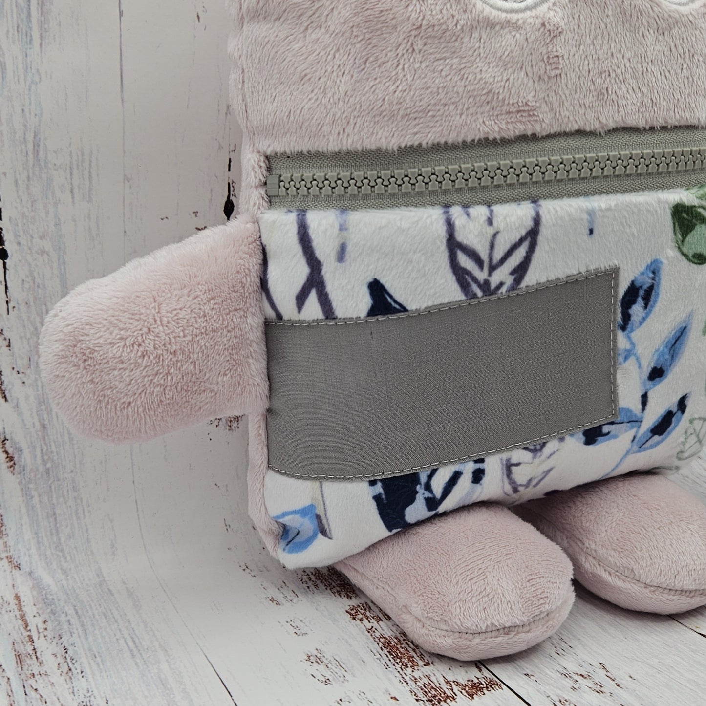 Toutou monstre mangeur de peurs, secrets, etc. - Feuillage Vert Violet et Rose (Modern Leaves) - Personnalisé au prénom de l'enfant - "OREILLES STYLE LAPIN"
