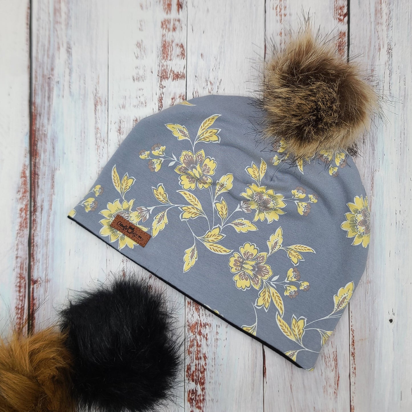 ADULTE - Tuque Printemps/Automne (JERSEY)  Pompon amovible - Fleurs - Fond gris - Jaune, chocolat et blanc