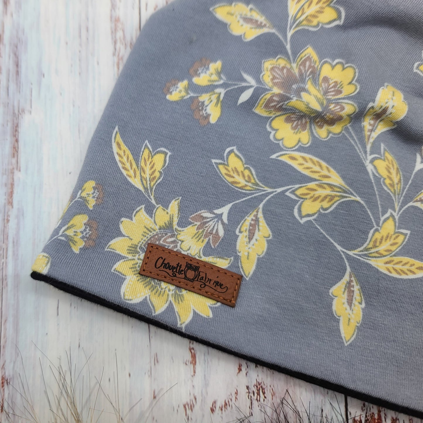 ADULTE - Tuque Printemps/Automne (JERSEY)  Pompon amovible - Fleurs - Fond gris - Jaune, chocolat et blanc