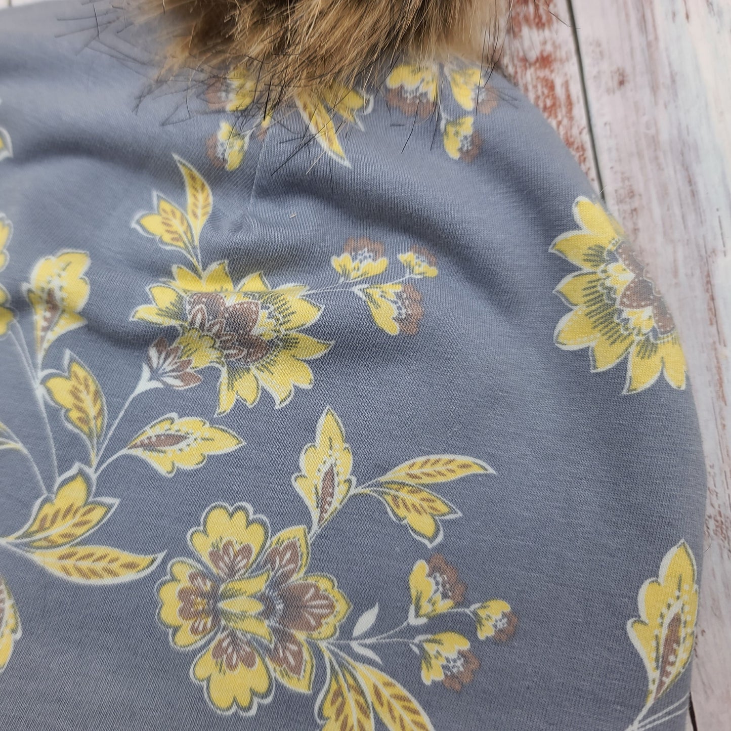 ADULTE - Tuque Printemps/Automne (JERSEY)  Pompon amovible - Fleurs - Fond gris - Jaune, chocolat et blanc