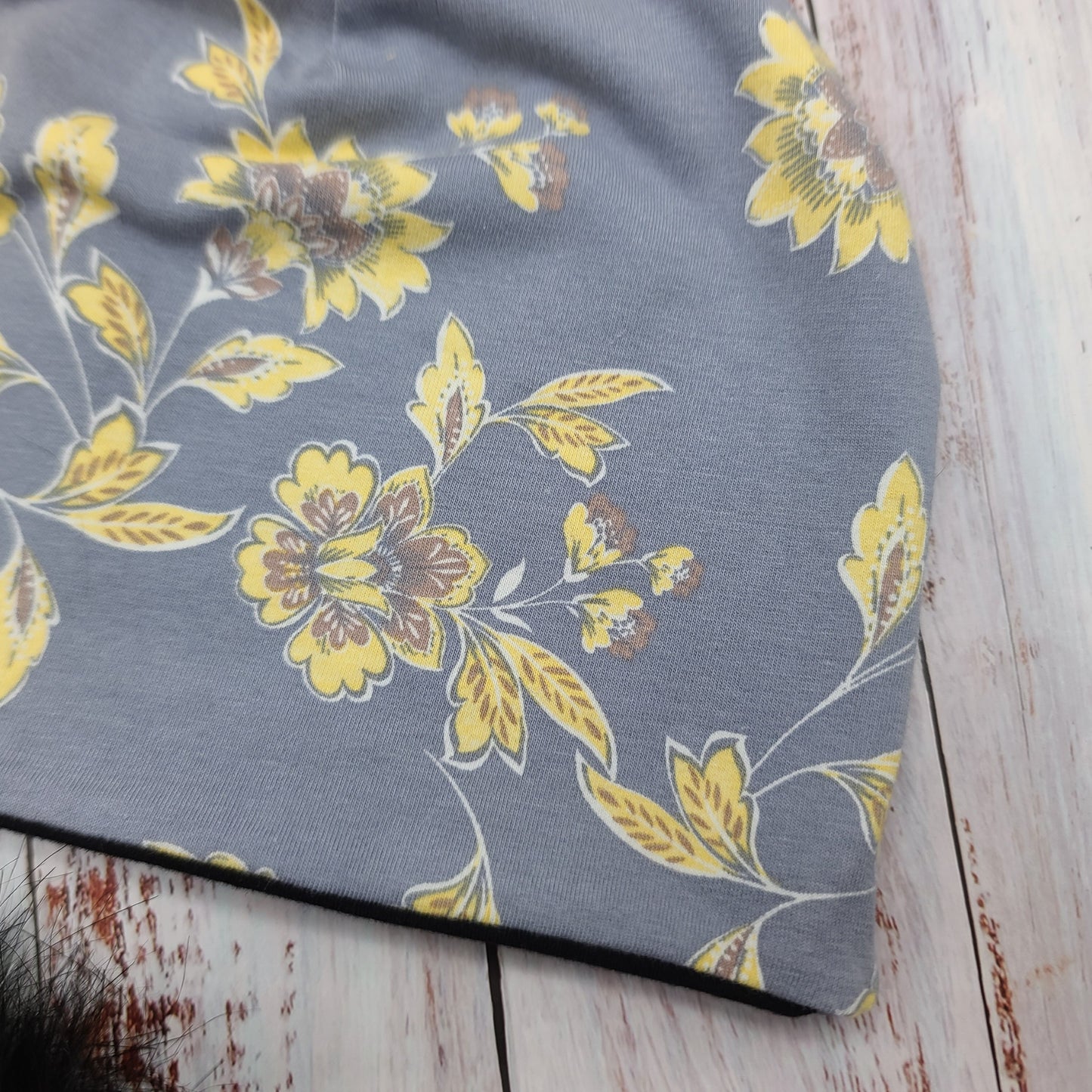 ADULTE - Tuque Printemps/Automne (JERSEY)  Pompon amovible - Fleurs - Fond gris - Jaune, chocolat et blanc