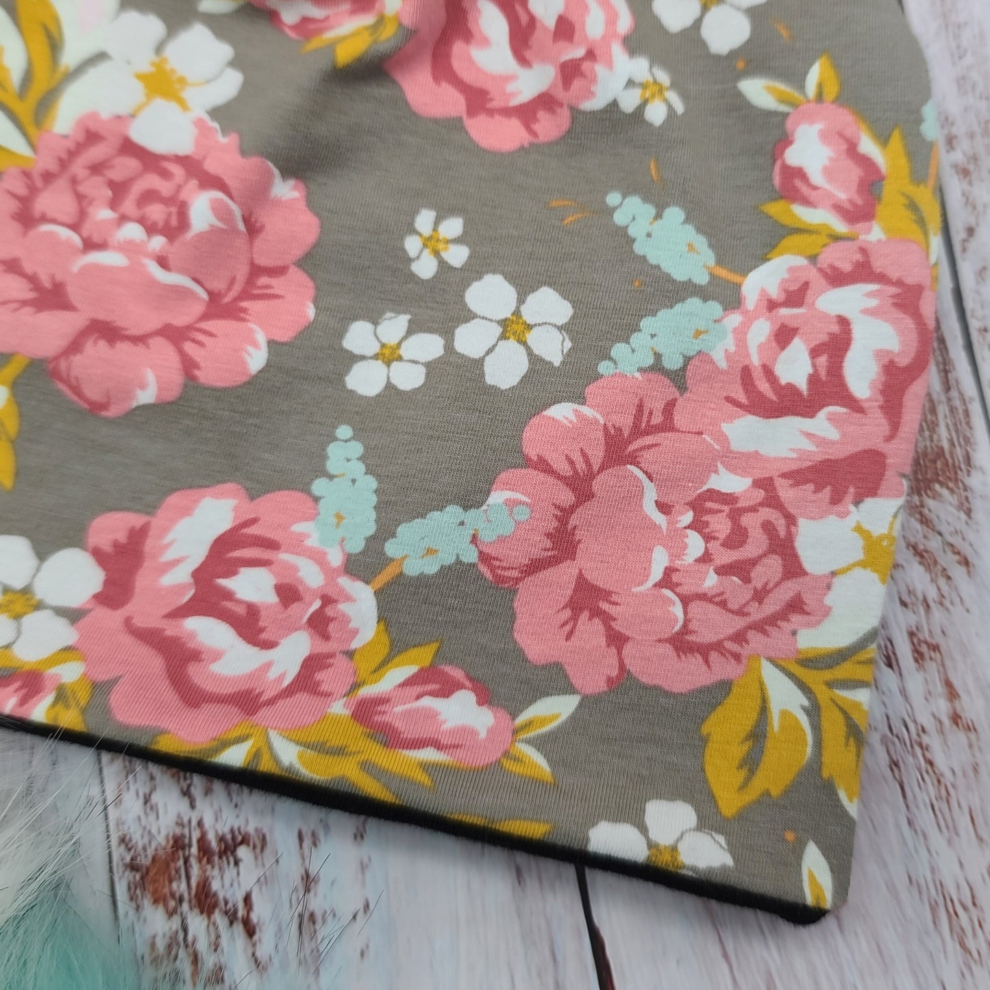 ADULTE - Tuque Printemps/Automne (JERSEY)  Pompon amovible - Fleurs - Fonc couleur Sauge - Corail, blanc, moutarde et menthe