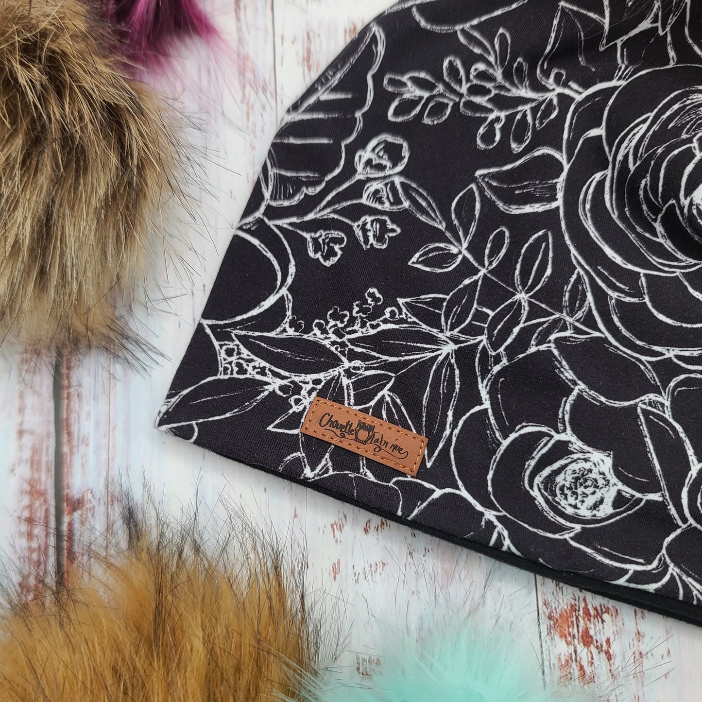 ADULTE - Tuque Printemps/Automne (JERSEY)  Pompon amovible - Fleurs - Tuque Noire avec motifs blancs