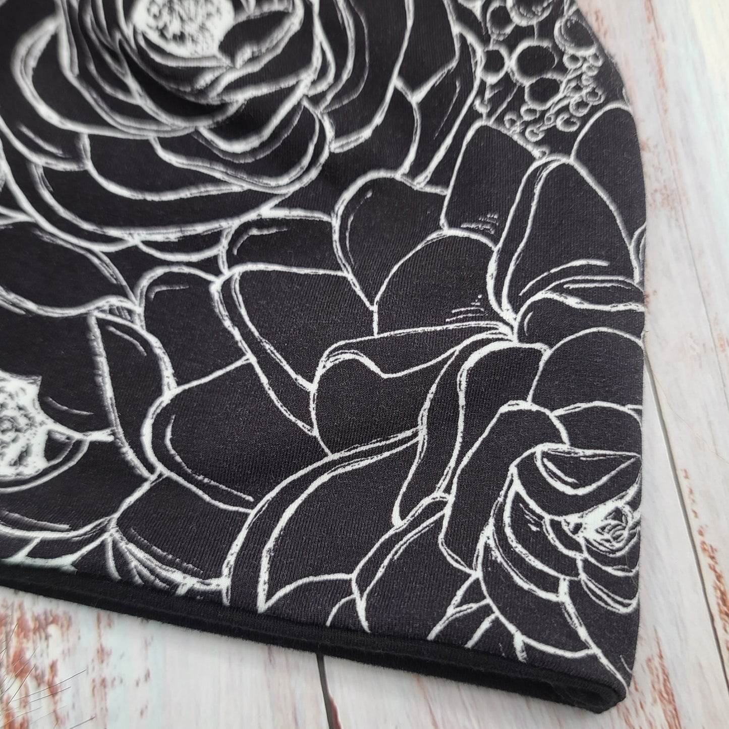 ADULTE - Tuque Printemps/Automne (JERSEY)  Pompon amovible - Fleurs - Tuque Noire avec motifs blancs