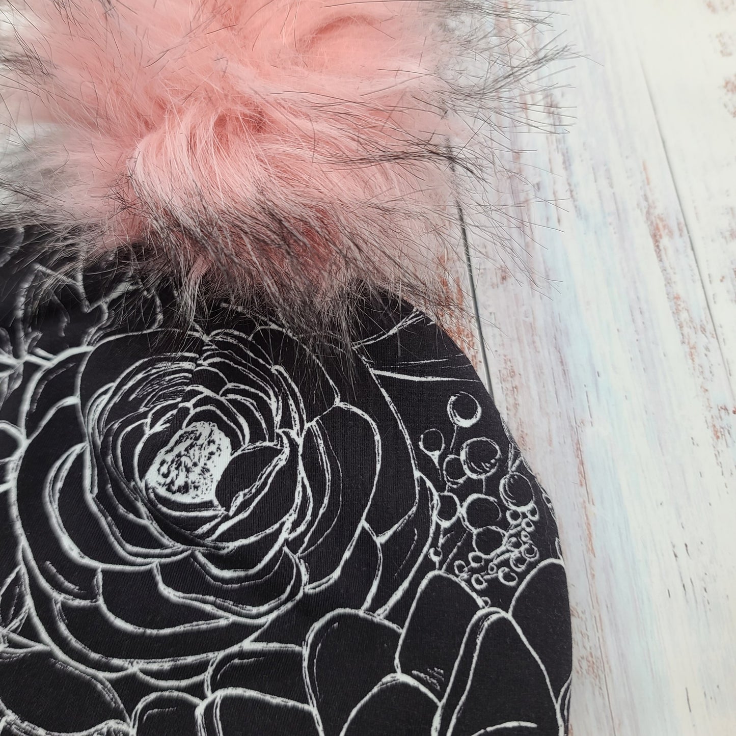 ADULTE - Tuque Printemps/Automne (JERSEY)  Pompon amovible - Fleurs - Tuque Noire avec motifs blancs