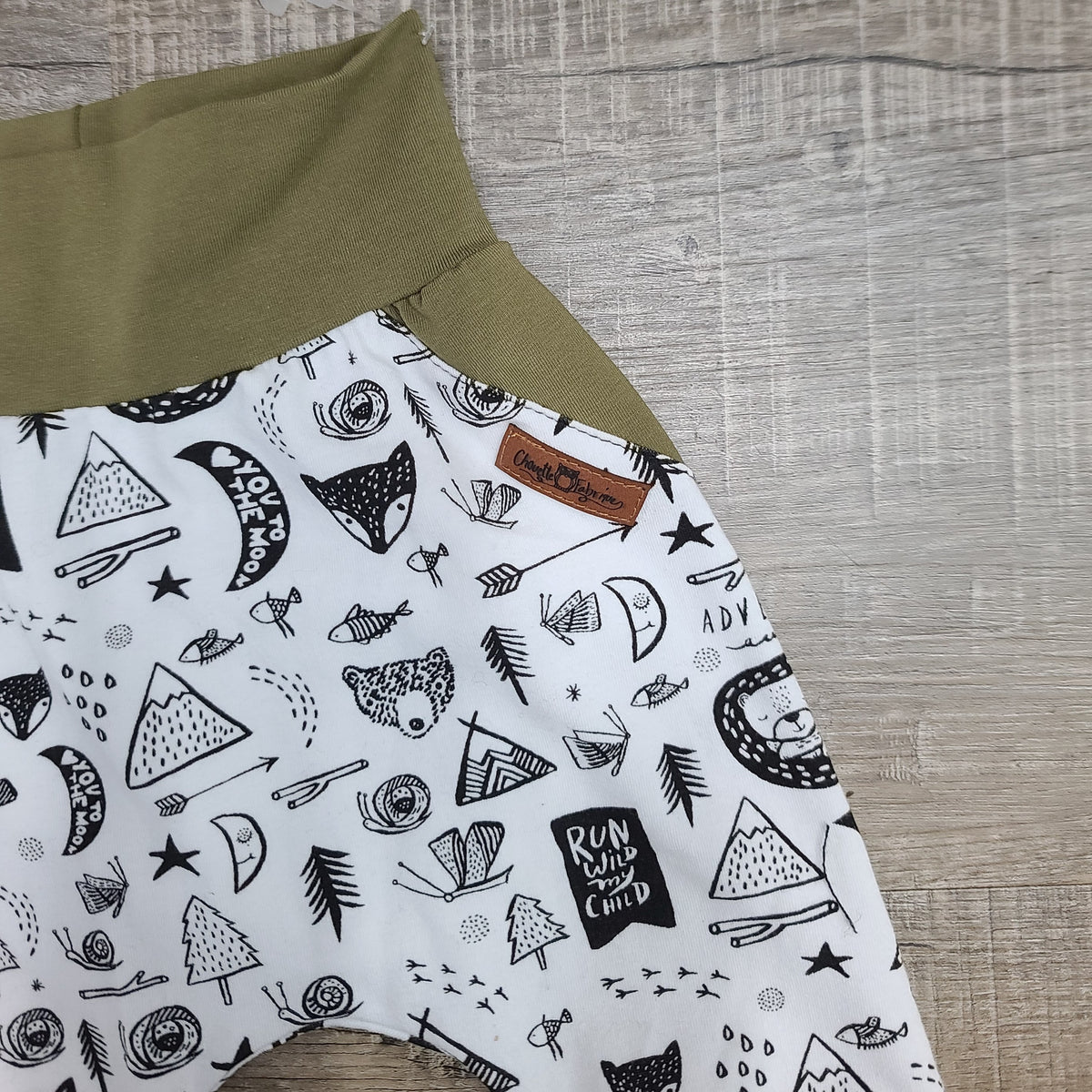 Shorts - BÉBÉ - Grandeur 6 à 12 mois - Animaux de la nature et olive