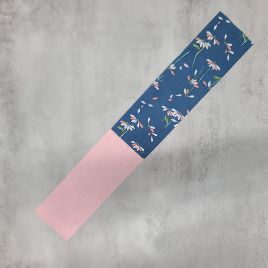 Porte-clé - PERSONNALISÉ - Dragonne - Poignet - Fleurs corail sur fond bleu - Bande corail pâle