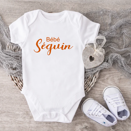 Cache-couche pour bébé - Annonce Grossesse/Naissance - bébé NOM (Séguin)