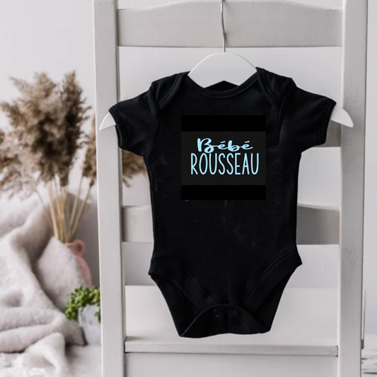 Cache-couche pour bébé - Annonce Grossesse/Naissance - bébé NOM (Rousseau)