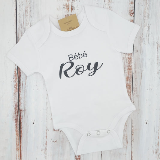 Cache-couche pour bébé - Annonce Grossesse/Naissance - bébé NOM (Roy)