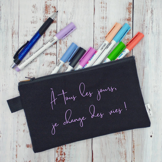 (CHOIX COULEURS) Étui à crayons - À tous les jours, je change des vies !