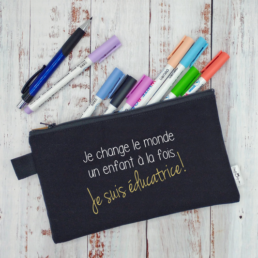 (CHOIX COULEURS) Étui à crayons - Je change le monde un enfant à la fois. Je suis éducatrice ! (ou Éducateur)