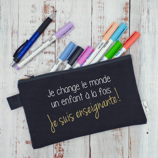 (CHOIX COULEURS) Étui à crayons - Je change le monde un enfant à la fois. Je suis enseignante ! (ou Enseignant)