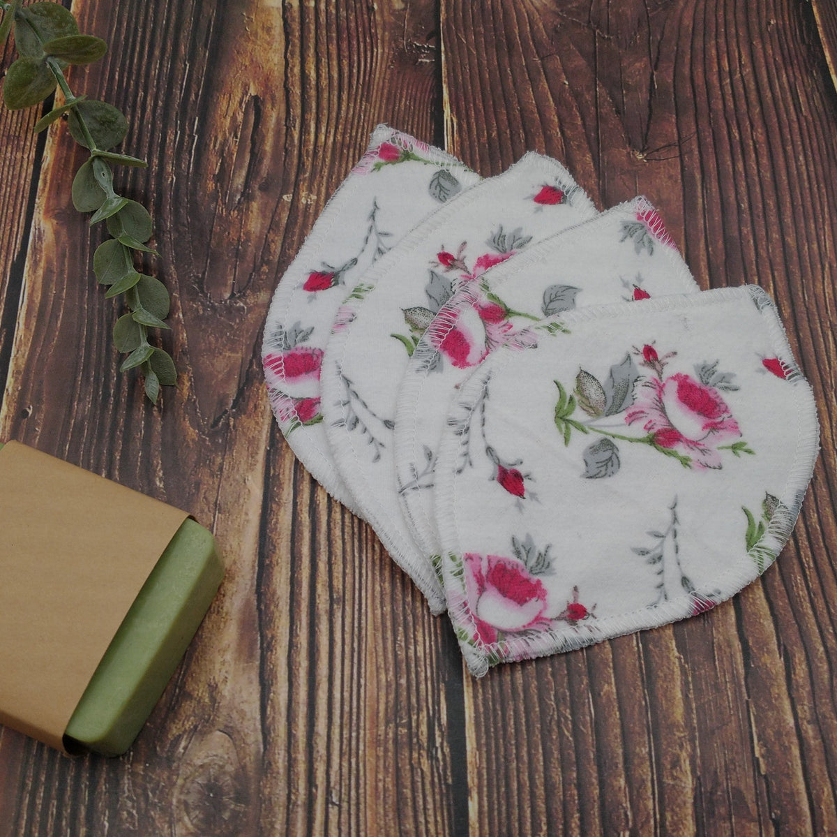 Style "Feuillage" - Lingettes démaquillantes - 4/Paquet - Fleurs roses et rouges sur fond blanc
