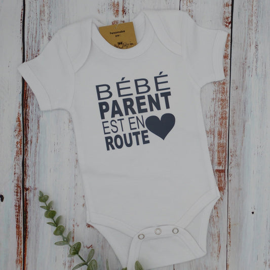 Cache-couche pour bébé - Annonce Grossesse/Naissance - NOM - Lettrage carré et coeur