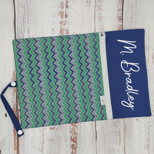 Napperon personnalisé (Couleur d'impression au choix) - Chevrons Vert/Marine - Pochette Marine