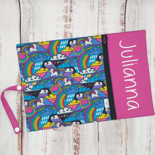 Napperon personnalisé (Couleur d'impression au choix) - Licornes, Nuages et Arc-en-ciel - Pochette Fuchsia