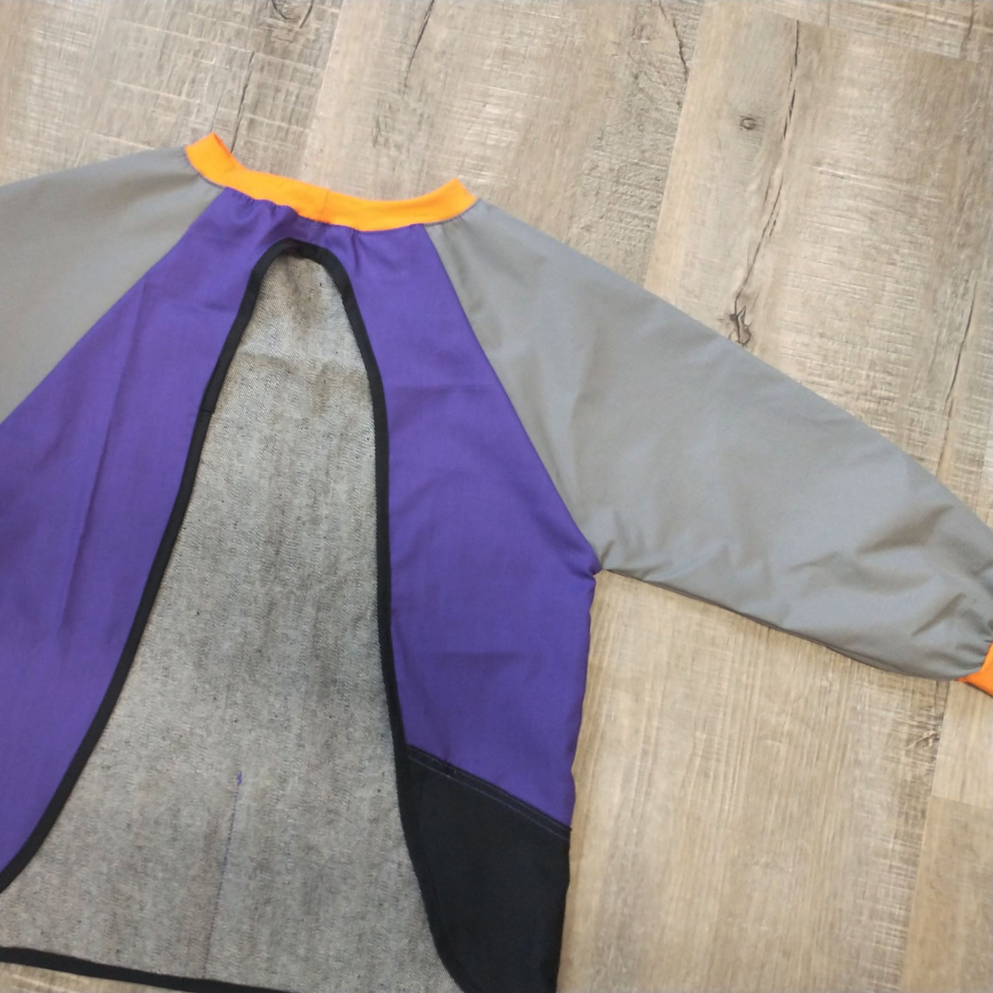 Tablier d'artiste/bricolage pour enfant avec manches et pochettes (Personnalisé avec prénom) - Manches grises - Violet - Orange