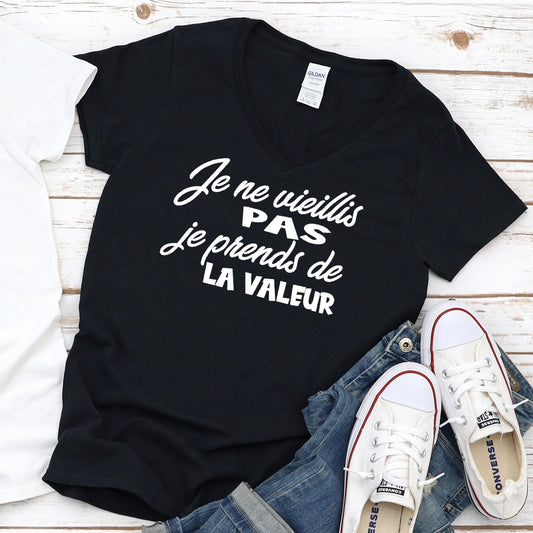 Tshirt / T-shirt pour FEMME à col en V - Je ne vieillis pas je prends de la valeur - NOIR