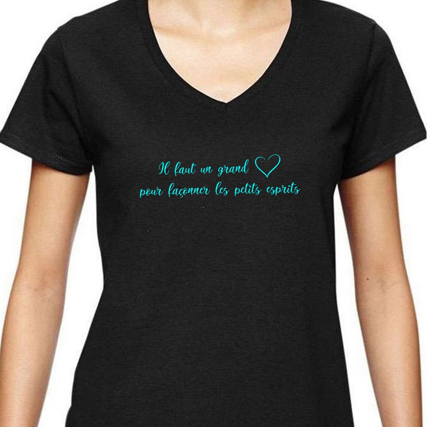 T-shirt pour FEMME à col en V - Il faut un grand cœur pour façonner les petits esprits