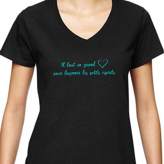 Tshirt / T-shirt pour FEMME à col en V - Il faut un grand cœur pour façonner les petits esprits