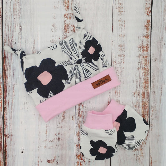 Ensemble de naissance pour bébé - Tuque (2 nœuds) et mitaines pour nouveau-né ou 0-3 mois - Fleurs noires sur fond blanc - Bordure rose