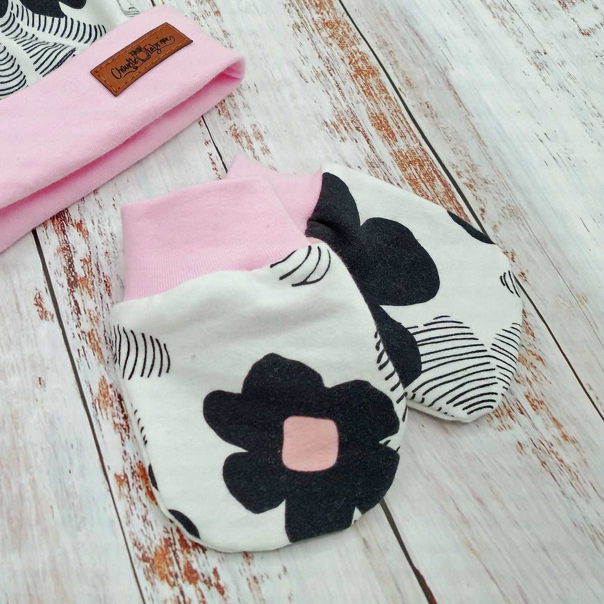 Ensemble de naissance pour bébé - Tuque (2 nœuds) et mitaines pour nouveau-né ou 0-3 mois - Fleurs noires sur fond blanc - Bordure rose