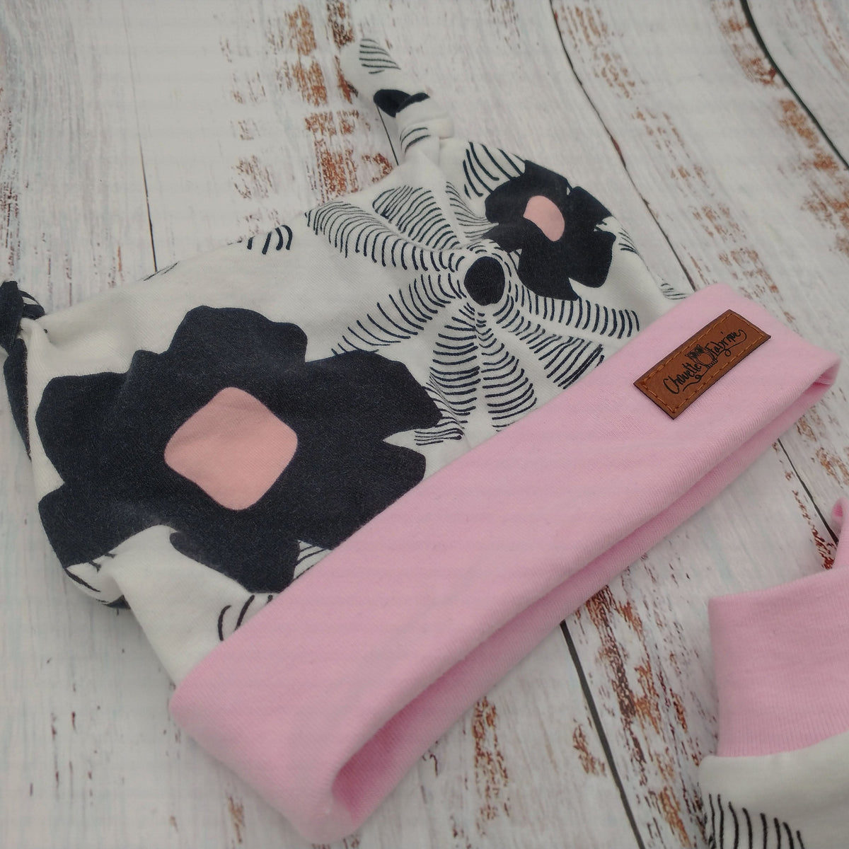 Ensemble de naissance pour bébé - Tuque (2 nœuds) et mitaines pour nouveau-né ou 0-3 mois - Fleurs noires sur fond blanc - Bordure rose
